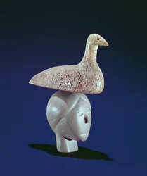 Kvinna som tänker på en lomfågel, från Cape Dorset (täljsten)